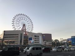 バスで移動して鹿児島中央駅で下車。観覧車が目立つユニークな駅！ 愛媛・松山市駅もこんな感じだったよねーとムスメと思い返す。この日はたまたま誕生日だったので、無料で乗れたりしないかな？と思って調べたけどそういうサービスはなさそうだった。ざんねーん。