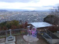 展望館からの眺めは 安土城址や観音寺山、そして ちょっとアヤしい紫（笑）のLOVEオブジェ。

