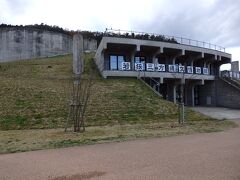 若狭三方縄文博物館　入館料200円
土器とか土器とか土器とか（←縄文土器 大充実なのです ^^;）、出土した丸木舟などが展示されています。
