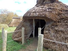 3つある竪穴住居ものぞいてみます。