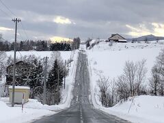 ジェットコースターの路

お天気のせいかな。
個人的に知床の天に続く道の方が好きかも。
また来てみよっと。

マイルドセブンの丘以外は駐車場スペースがあるので
地元の方々の迷惑にならないようにしなくちゃね。

各有名スポットをはじめ、絵になる！な場所には
個人の所有地なので足を踏み入れないでとの看板がたくさんあった...