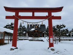 数々のスポットを巡る前に美瑛神社へ。