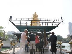 【シーマ・マラカヤ寺院】にやってきました。
ビジネス街の１部にあるベイラ湖に浮かぶ小さなお寺で
スリランカの有名な建築家“ジェフリー・バワ”が設計した寺院と
しても有名です。