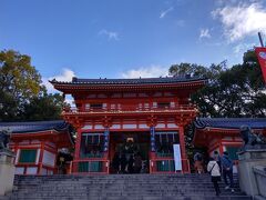 10:35　八坂神社
予定より早く進行、昼食後の長楽館を前倒しと思ったら、今日は午後からとの事
お昼は予約時間がずらせないので、神社内経由で円山公園へ