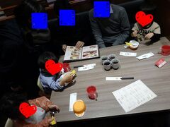 　子連れでも入りやすい店ということで、「うまや」へ。ＪＲ九州子会社の居酒屋なので熊本以外にもあるんだけど、熊本名物のメニューがあるようで楽しみ。