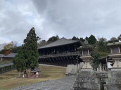 奈良公園を抜けてお水取りが行われる「二月堂」に来ました。