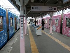 伊賀鉄道伊賀線は、決して長い路線ではないのですが、全線直通しない便が多く、中間の主要駅である上野市駅で乗り換えとなる場合があります。
直通する乗客より、上野市駅からＪＲ・近鉄の双方に向かって乗り換える乗客を想定しているのでしょうかね。

こうして、乗り換えるわけですが、双方なかなか派手めのラッピング。