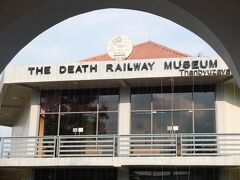 チャイッカミを南下し、タンビュッザヤへやって来た。

ここは『死の鉄道博物館』
大戦時に、泰緬鉄道のビルマ側の起点だった場所に建っている。