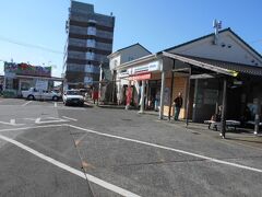 私たちが乗車した特急列車は土佐山田駅に停車しました。
ここからバスで20分くらいの所にある龍河洞を観光する
予定です。
高知にこのような観光スポットがあることは直前まで
知りませんでした。
高知で知っている観光スポットは「桂浜」と「高知城」と
「はりまや橋」の三つくらいでした。
「はじめに」にも書きましたが私たちは「洞窟観光（探検）」が
大好きです。
ヨーロッパ、中国、東南アジアと洞窟の国際比較論が書けるほど
洞窟を訪ねています。
さて高知の洞窟はどのような魅力にあふれているのでしょう。