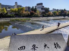 四条大橋
電車で旅する京都の定番コースですね。