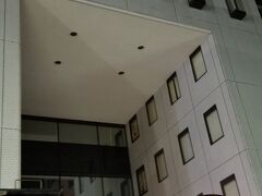 今夜のお宿「ホテル28広島」さんです
大浴場があるのと金額で決めたのですが
クチコミを見ると
どうやらバス・トイレ無しの部屋が沢山あって
お安く泊まれるらしい
この歓楽街で飲んで泊まって帰るには
抜群のホテルと言う事ですね