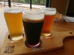 ベアード・ブルワリーガーデン 修善寺です。クラフトビールのお店で、オリジナルのタップが20個以上。飲み比べセットを頂いた上で、本日お宿で飲むビールをチョイスして、グラウラー2個に注いでもらいました。