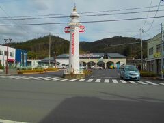 BRTに2時間あまり乗り、気仙沼駅に着きました。
正面が駅舎です。
屋根に漁の様子が描かれています。