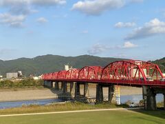 09:20　四万十川橋（赤鉄橋）

四万十市のシンボル。緑と青に映える赤い橋。
写真スポットです！
