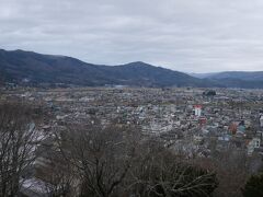 ホテルの裏手の小高い場所に鍋倉城址があるので上ってみることにしました。
遠野の市街地が見渡せます。
