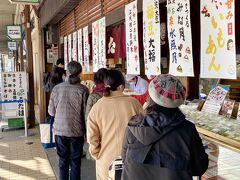 出町柳の桝形商店街を通り抜けて

出町ふたばへ

朝のオープン直後は行列も1列なのですぐ買えます

増えてくると3列か4列になります

やっぱりここの豆餅は特別