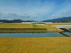 東日本大震災津波伝承館（左側）と道の駅高田松原の物販施設（右側）の遠景です。
かつての高田松原は広い敷地の公園(高田松原津波復興公園)になっています。