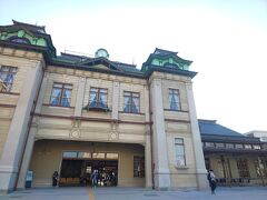 そんなこんなで門司港駅到着。
素敵な駅舎ですね。ネオルネッサンス様式の建物ですって。
「門」の字をかたどってるとか。。確かに。
門司港というと引き上げ船とか復員兵とか、TVドキュメンタリーや小説に出てくるイメージです。

https://www.mojiko.info/spot/jrmojiko.html