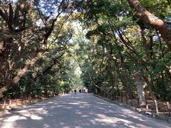 熱田神宮南門の駐車場に車をとめて、鳥居をくぐります。
凛とした空気を感じます。



