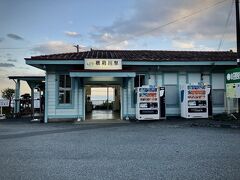 有料道路はいつも大渋滞なので、一般道を走ります。ここを走る楽しみは、この駅が観られる事。ここだけは私の楽しみで、妻は車の中で待機しています