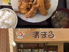 松山市に入ってすぐランチした「とんかつ清まる」。とんかつパフェなるものが有名らしいが、ロースカツの脂身とパフェの甘さがミスマッチとの口コミに、パフェをやめてヒレカツの盛り合わせ定食に。