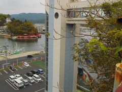 気仙沼プラザホテルに戻りました。
ホテル入り口は高台にあります。
下の道路からエレベータで上ります。