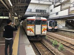 ここは長岡駅です。
とりあえず直江津から信越本線に乗り新潟方面に乗ることにしました。