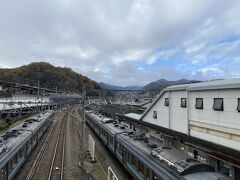 高尾に到着。
都心は弱い雨が降って肌寒かったですが、西の方は青空が見えています。