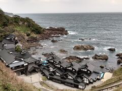 こちらが能登半島で有名な超高級宿のランプの宿です&#128161;
この黒い屋根瓦が能登らしさを象徴しています。
にしても、凄い所に建っているんですね！