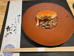 お墓参りの後、三井アウトレット経由で富山に戻り、夕食は居酒屋「だい」の１０品コースです。まずは、香箱蟹と古代米。この時期ならではの香箱蟹ですね。旨い。
