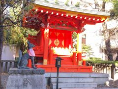 神田での夕方のお目当てまで時間があるので、神田明神に来てみた。

裏手のお稲荷さま。