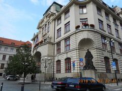 新市庁舎（プラハシティホール）です。プラハ市役所の辺りだけ平行に走るプラトネールシスカー通りとリンハルツカー通りに挟まれた感じで建っていた横長の大きな建物でした。クレメンティヌムの東側に当たります。