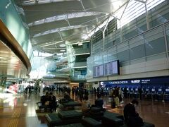 08：20　定刻通り羽田空港第2ターミナル2階の出発階に到着。3連休の2日目とあって、さほど混んでいない様です。