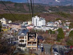 ゴンドラが上昇し、下方に伊香保温泉の街並みが良くみえます。