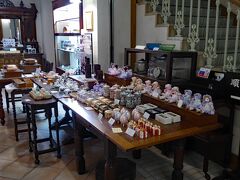 ミュージアムショップには、種々のオルゴールも販売されていました。1台数十万円もする高級オルゴールから数百円のオルゴールまで、揃えられています。
オルゴールに興味のある方にとって、夢二記念館は楽しい時間が過ごせる場所だと思います。
「入場料が高いので見送ろうと思ったけど、実際に見学して良かった。当初予想した以上の良い記念館だった」、同行した家内の感想です。