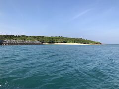 昨日に引き続き今日も快晴です。黒島に到着しました。自転車借りて、先ずは真っ直ぐに宮里海岸を目指します。