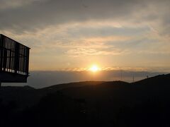 鍋冠山公園に到着。
海から上がる日の出を見ることは出来なかったけど
ここまで来て山からの日の出が見えた。