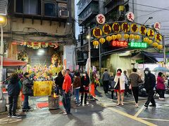 啓天宮が青山王祭のために、梧州街に特別設けた祭壇。