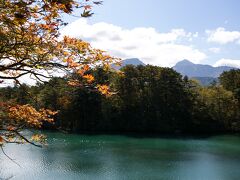 10:53、で、やって来たのは五色沼の一つの毘沙門沼。
ようやく色づき始めた紅葉と、毘沙門沼の向うに磐梯山が見えています。