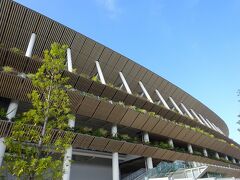 まだ13時過ぎなので、広々とした外苑を散歩します。　
本来ならオリンピック後の興奮冷めやらぬ国立競技場、周辺は人が多かったろうなぁ。