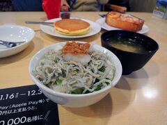 今回は10時出港という、クルーズにしては珍しく早い時間の出港となります。

密を避けるため、お部屋のカテゴリーごとチェックインの時間が異なります。

私たちは8時50分のチェックインでした。

3時50分に自宅を出発。
6時45分頃、横浜大さん橋へ到着。

7時の開店を待ち、近くのジョナサンにてモーニング。

モーニングは439円。
ドリンクバーも付きお得です。
スタッフさんが非常に親切でした。
