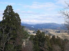 山猫軒横の展望台から。長閑な里の風景と、厳しい冬の到来を予感させる山と。東北を肌で感じる景色でした。

花巻を後に、今度は奥羽山脈を越えて角館へ向かいます。