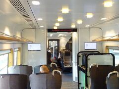 空港までアーランダエクスプレスで。

こう見ると照明が蛍光灯じゃなくて車内とは思えないカッコよさ！
さすが北欧デザイン。