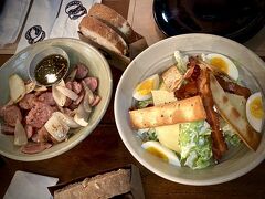 【本格（生）地ビールのバール】

今後この辺りも開発が進むのでしょうが、現時点では、少し現地化している庶民的な場所の雰囲気で、初めて行く人には怖く感じるかもしれませんね….

ただこのお店は、外から見ても、店内もすごくモダンで、かなり高級な雰囲気のデザインで、気持ちがよくビールが飲めます。