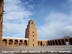グランド・モスク(???? ???????? ???????)

北アフリカ最大のイスラム建築且つ世界最古のイスラム崇拝施設一つです。
建立したウクバ・イブン・ナーフィ(???? ?? ????)の名を取ってウクバ・モスク(???? ???? ?? ????)とも呼ばれています。


グランド・モスク：https://en.wikipedia.org/wiki/Great_Mosque_of_Kairouan
グランド・モスク：http://www.patrimoinedetunisie.com.tn/eng/monuments/mosquee_kairouan.php
グランド・モスク：https://translate.google.co.jp/translate?hl=ja&sl=fr&tl=en&u=http%3A%2F%2Fwww.kairouan.org%2Ffr%2Fdecouverte%2FHistoiredekairouan%2Flagrandemosquee.htm
ウクバ・イブン・ナーフィ：https://en.wikipedia.org/wiki/Uqba_ibn_Nafi