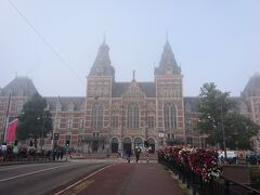 そして８時５５分、シンゲル運河に架かる橋を渡って国立美術館へ。

この日のアムステルダムは霧がかかってもやっとしていますね。