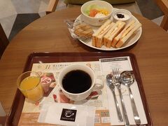 札幌旅行2日目の朝になりました。
ホテル1階にあるカフェ・ド・クリエで朝食を頂きました。ホテル宿泊者は、ドリンクが何杯もおかわりができて、コーヒーや紅茶など4杯程おかわりしてしまいました。