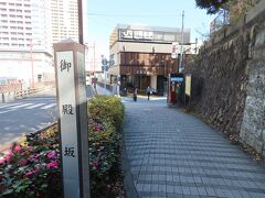 日暮里の駅前も　
線路の向こう側　(山手線の外側)は　
再開発されてしまっていますが　
（見えている高いビル）

こちら側は昔のまま