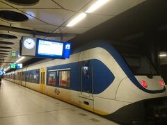 １３時５０分、アムステルダム中央駅を出発した列車は１５分ほどで、スキポール空港駅に到着。

ここまで来ればひと安心かな・・・。