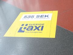 空港から市内までタクシー定額535クローナらしい。
床に貼られていた。
